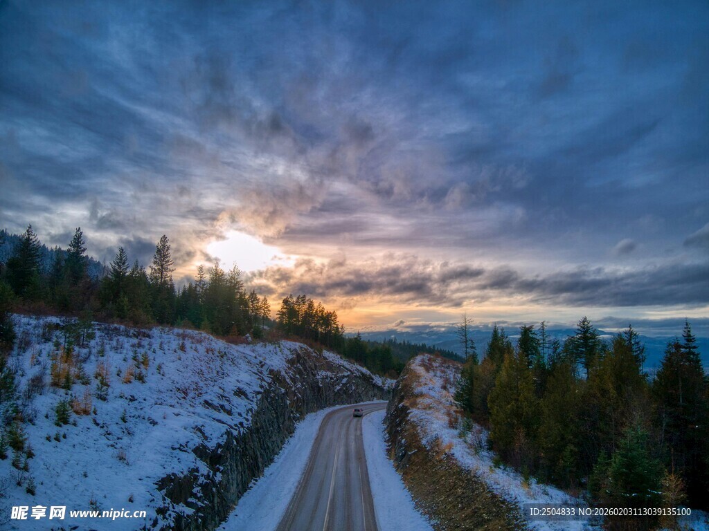 雪后山间公路的壮美日落