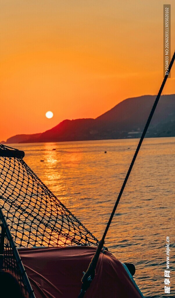 夕阳下的渔船与海上美景