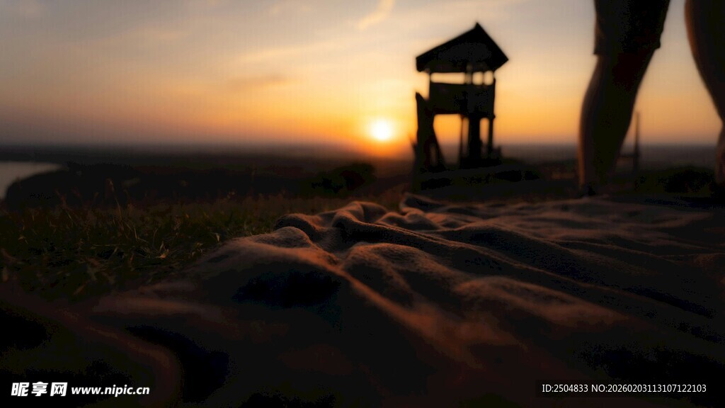 夕阳下的观景亭与岩石