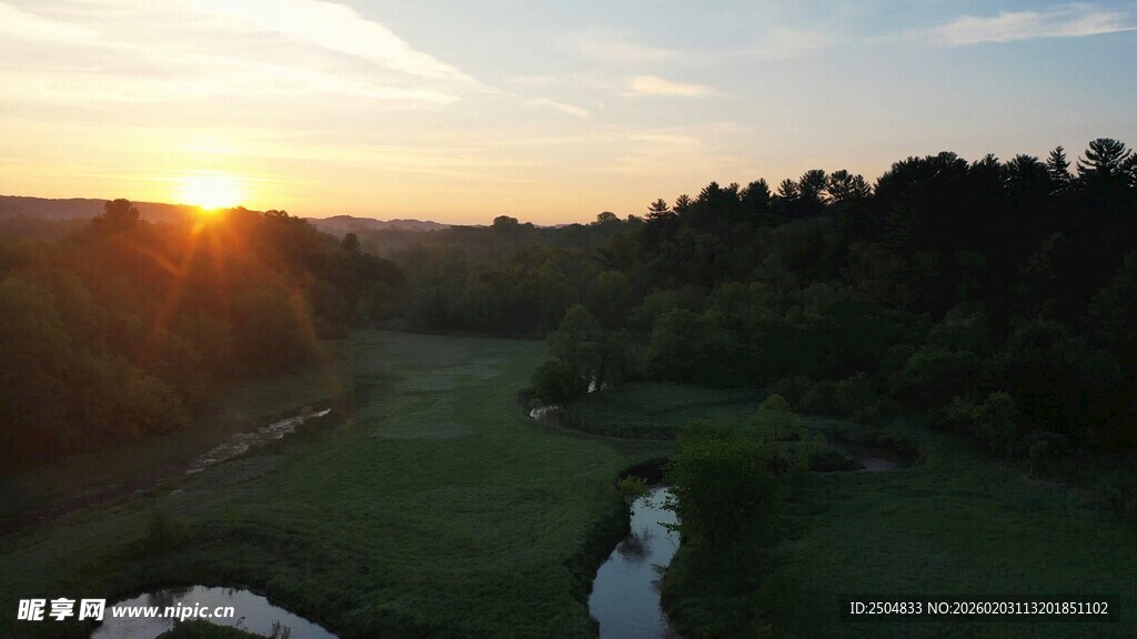 夕阳下的高尔夫球场美景