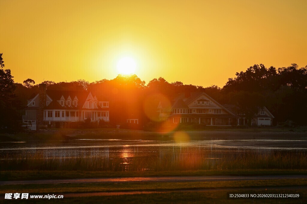 夕阳下的宁静社区景观