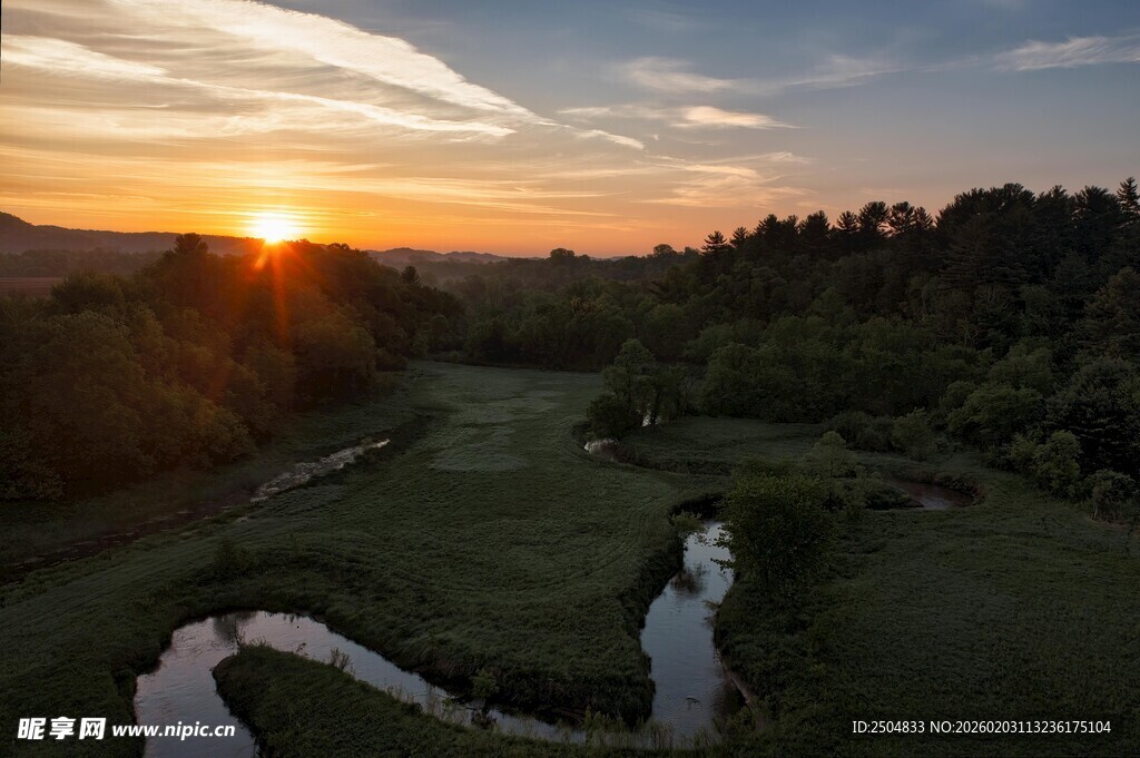 夕阳下蜿蜒河流田园美景