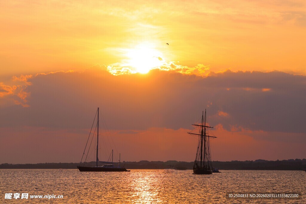 夕阳下海面的帆船美景