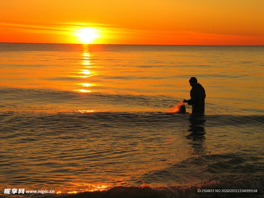 夕阳下海边人与宠物漫步