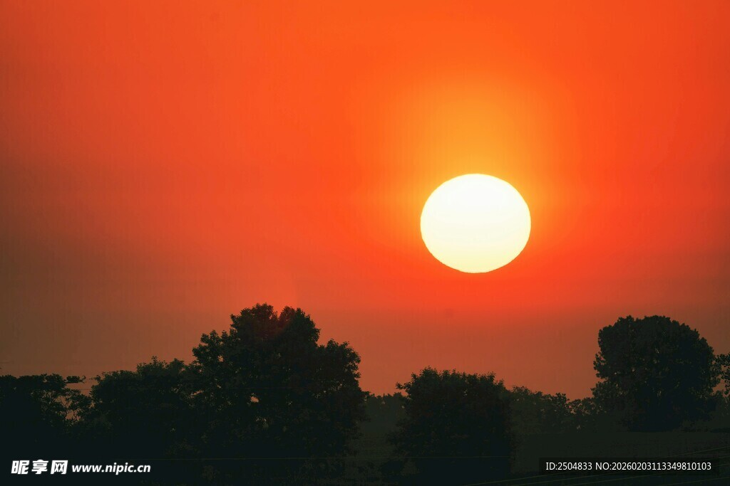 夕阳西下的壮丽景象