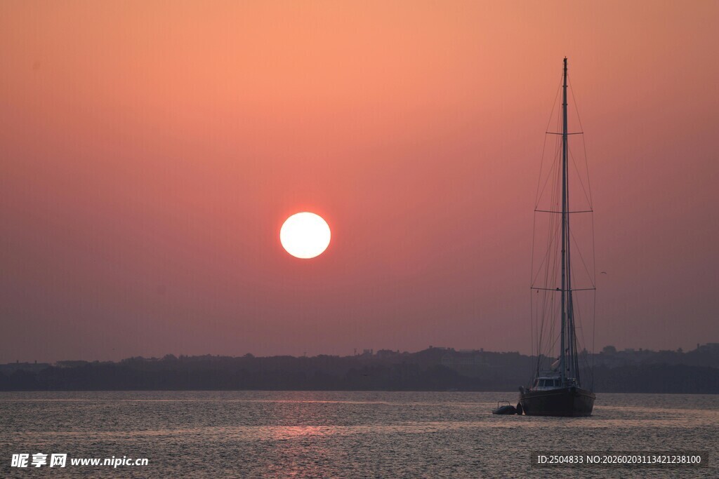 夕阳下的海上帆船