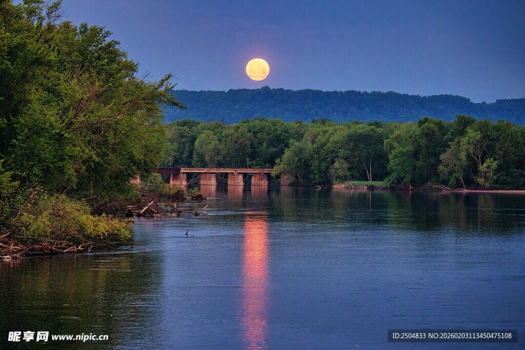 月夜河畔美景