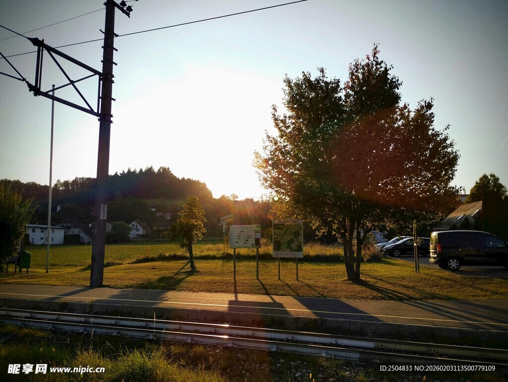 夕阳下的铁路与树木景观