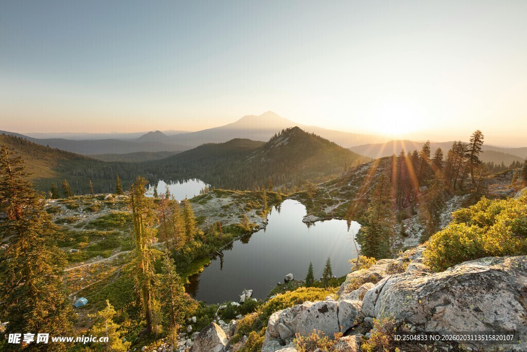 山间湖畔日出美景