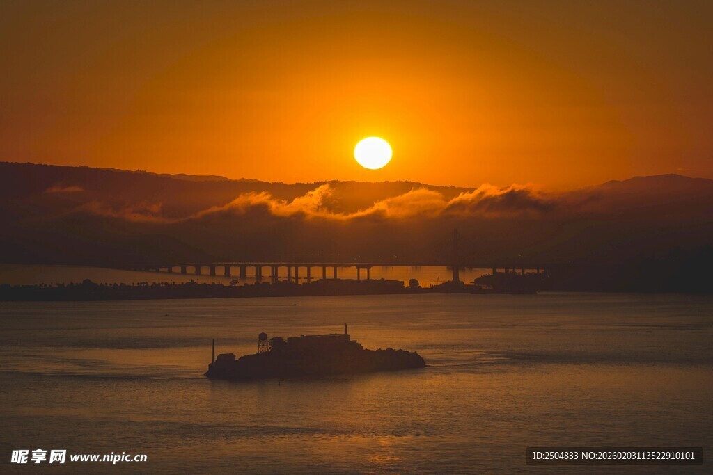 夕阳下海上船只与桥梁美景