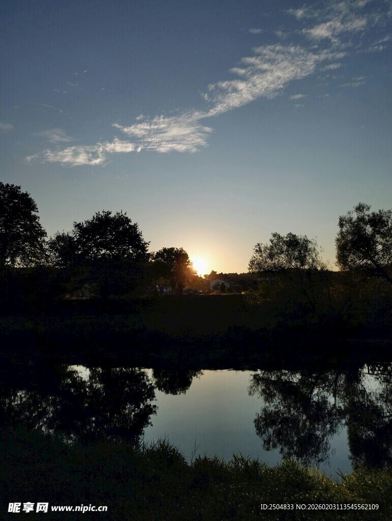 夕阳下宁静的湖畔风光