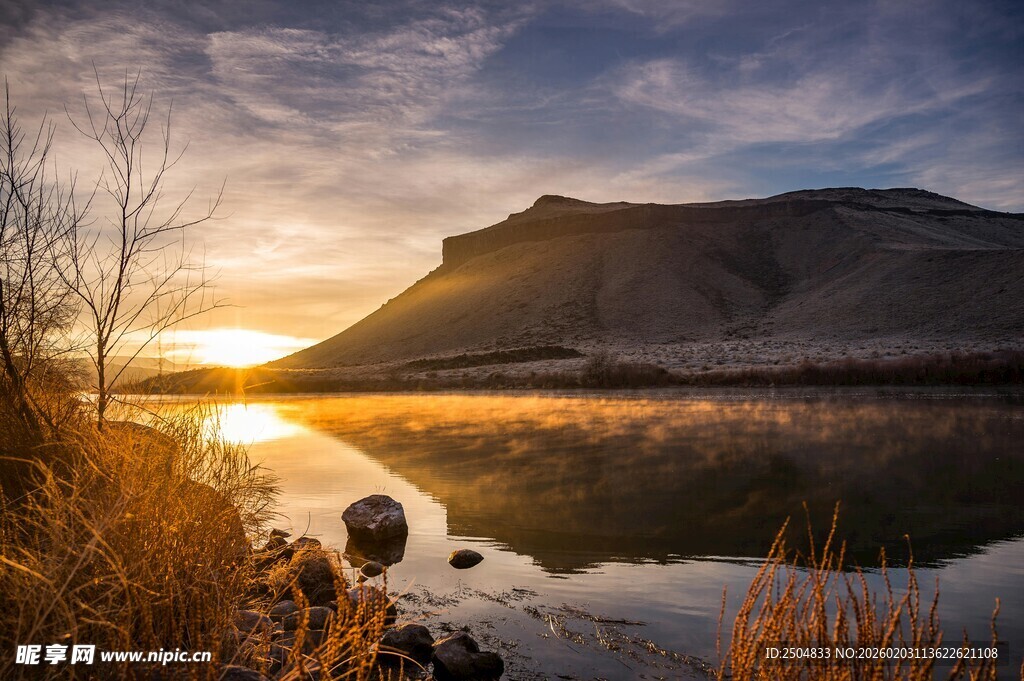 河畔日出美景