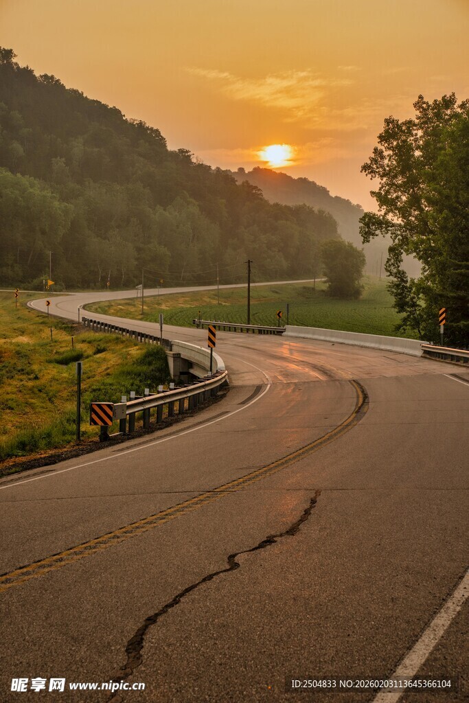 夕阳下蜿蜒的乡村公路