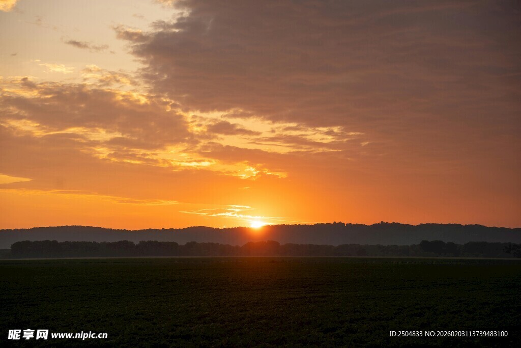 草原上的绝美落日景观