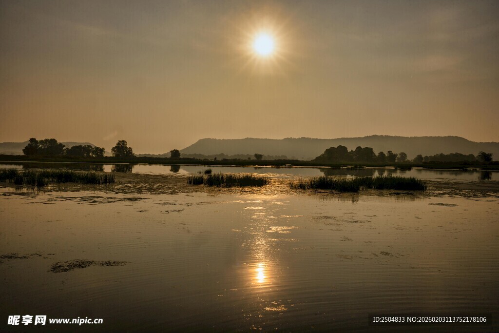 夕阳下的宁静水面景观
