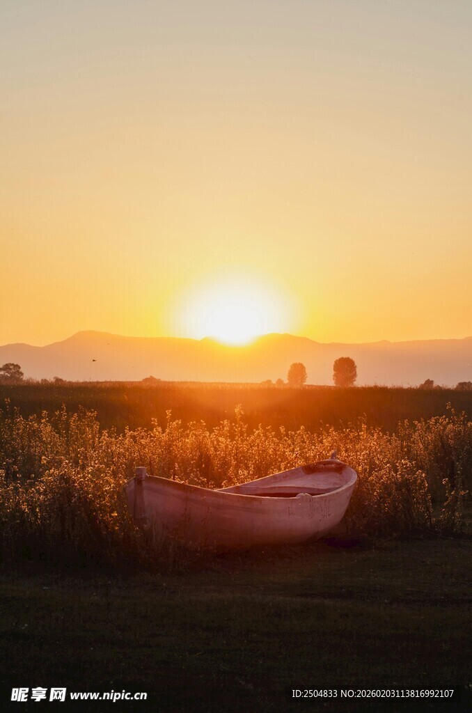 夕阳下的孤舟与原野
