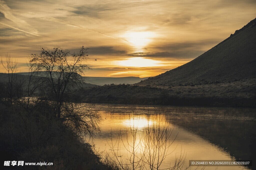 夕阳下的山水静谧湖景