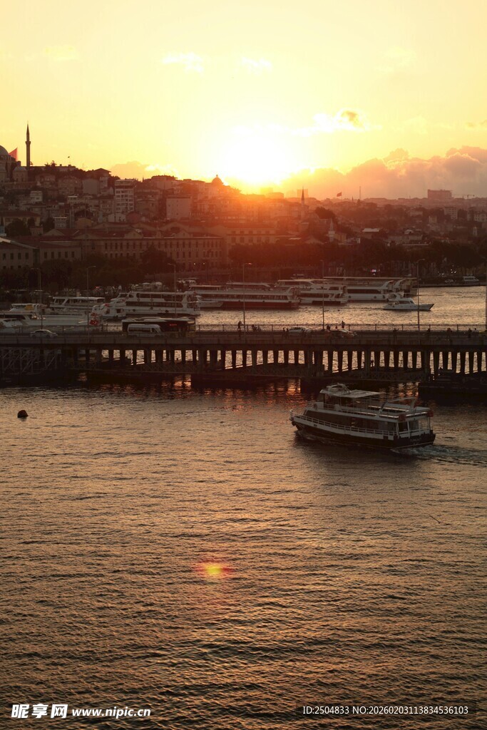 夕阳下的海面与船只