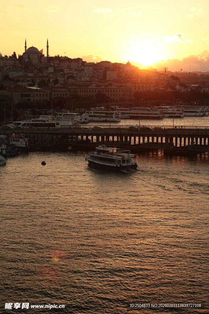 夕阳下的河畔船只美景