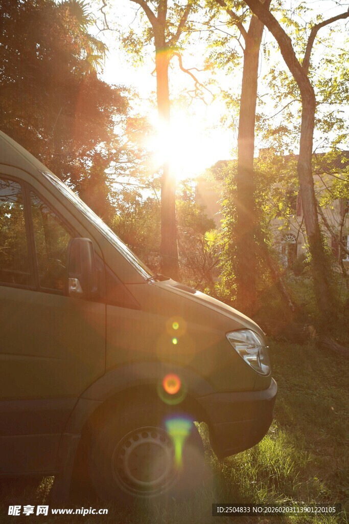 阳光下的露营车