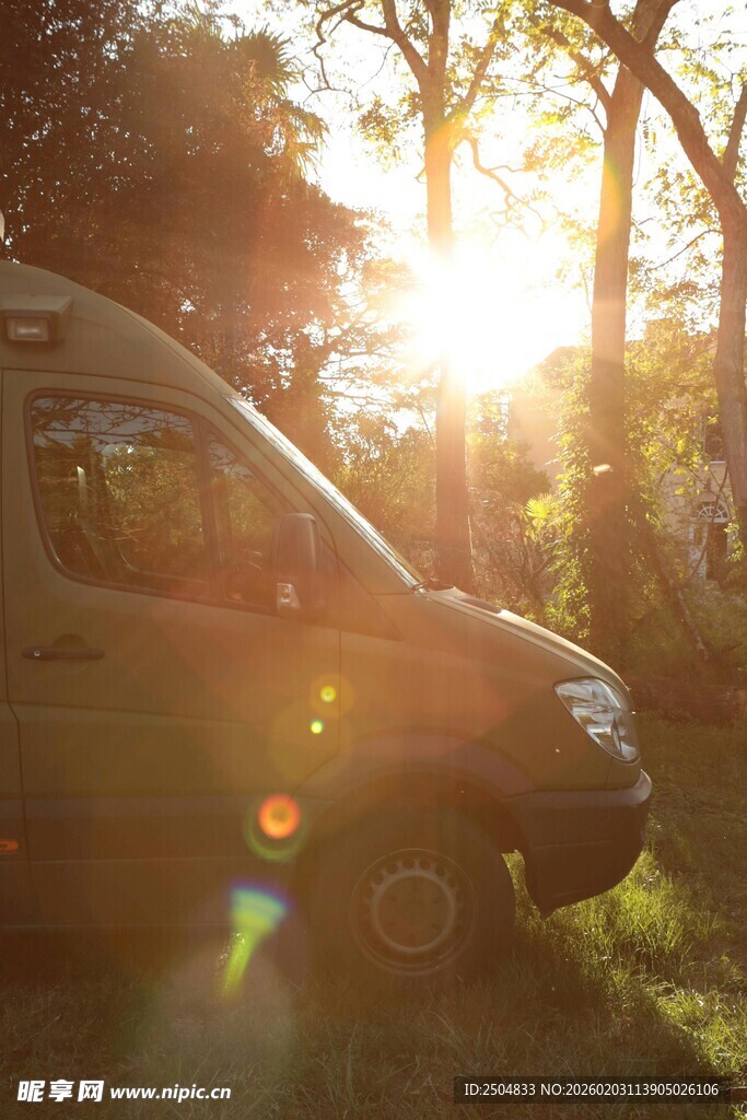 阳光下的露营房车