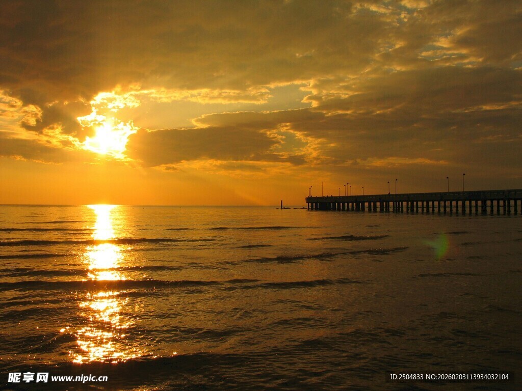 海边日落美景 栈桥映余晖
