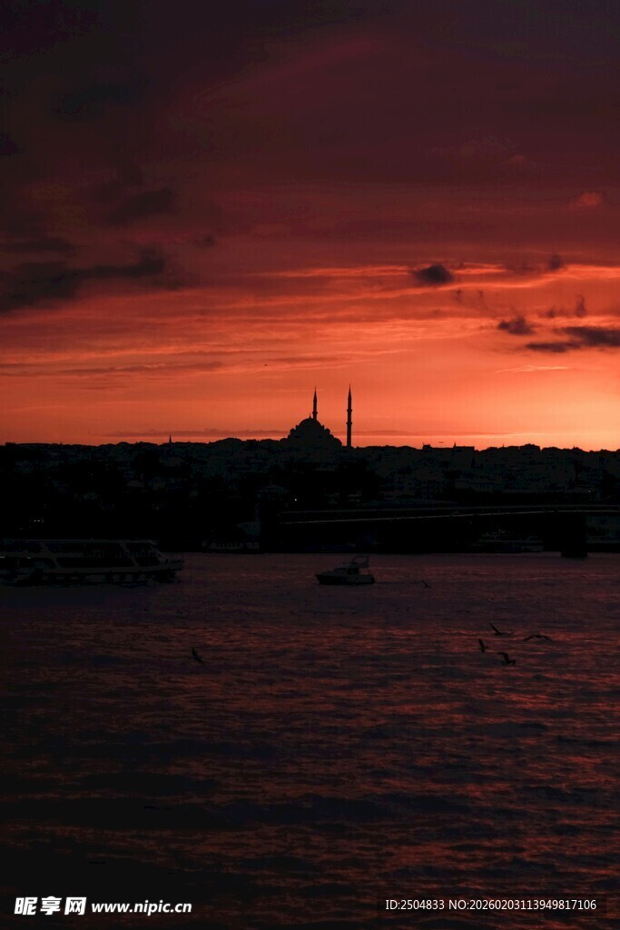 夕阳下的城市与水域景观