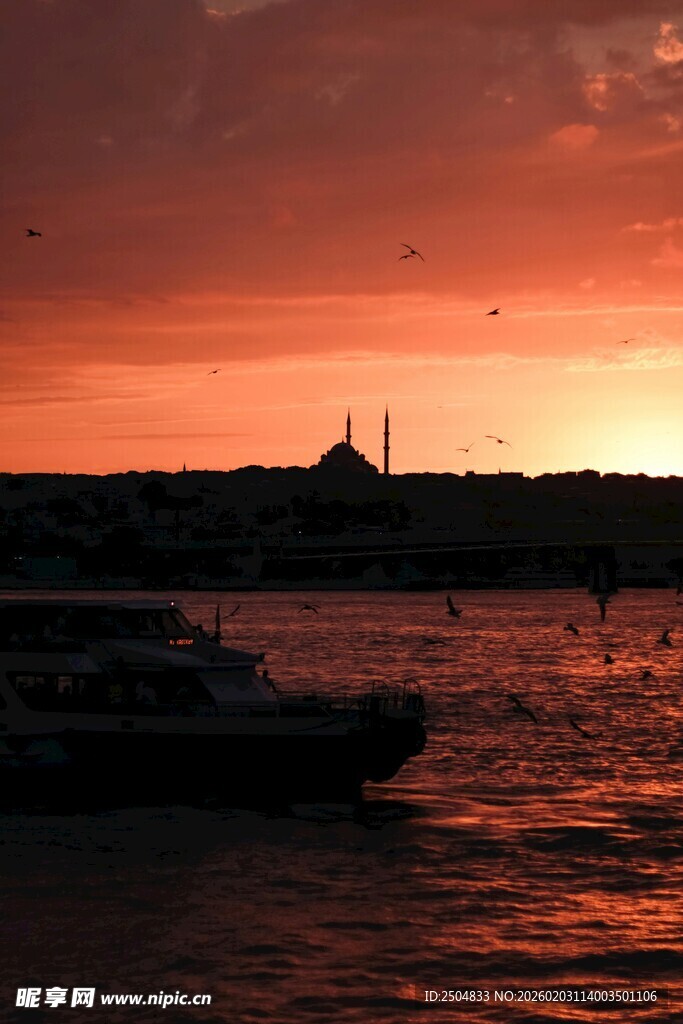 夕阳下的海面与远处建筑