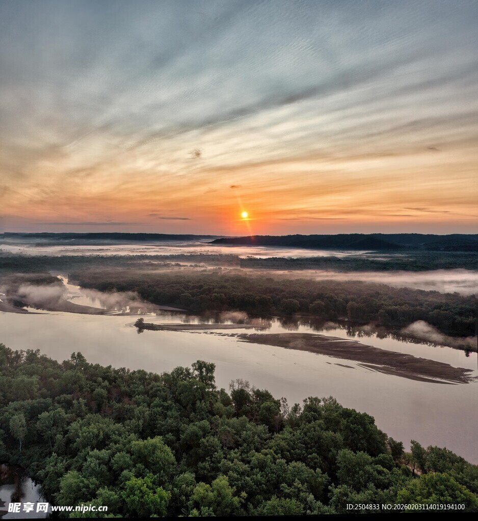 河畔日出美景