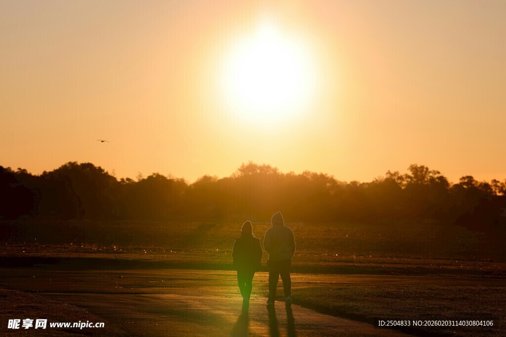 夕阳下的两人漫步身影