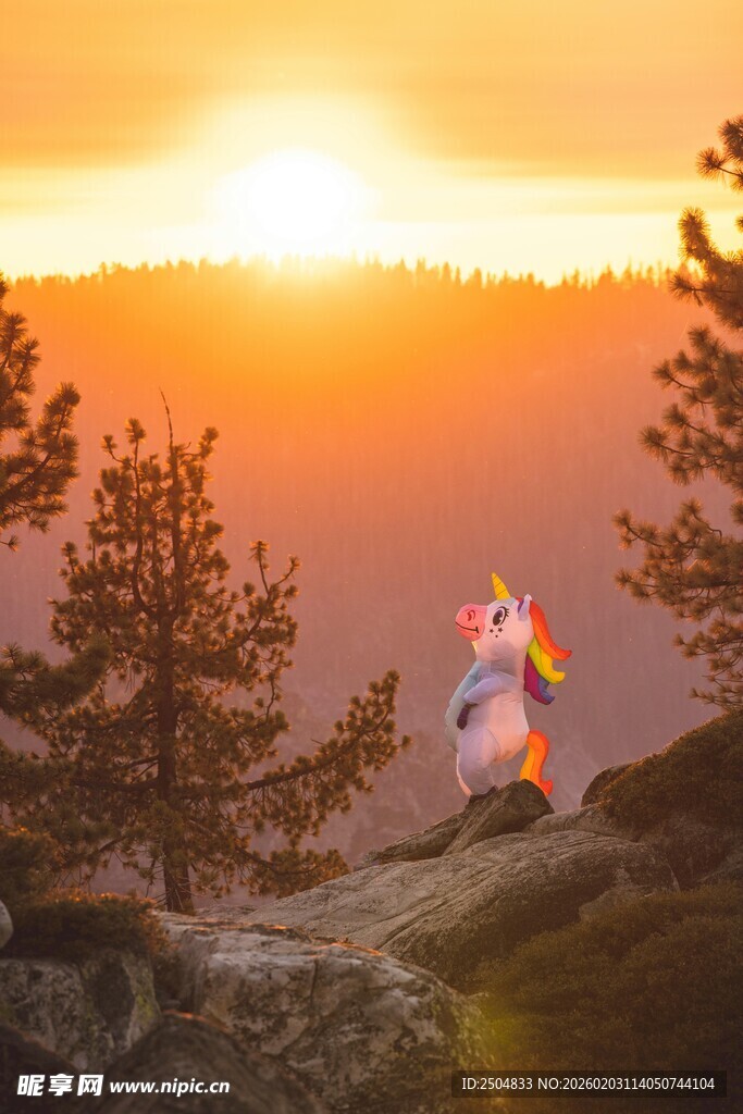 夕阳下的奇幻角色