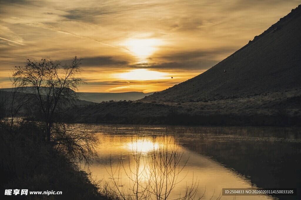 夕阳下宁静的山水风光