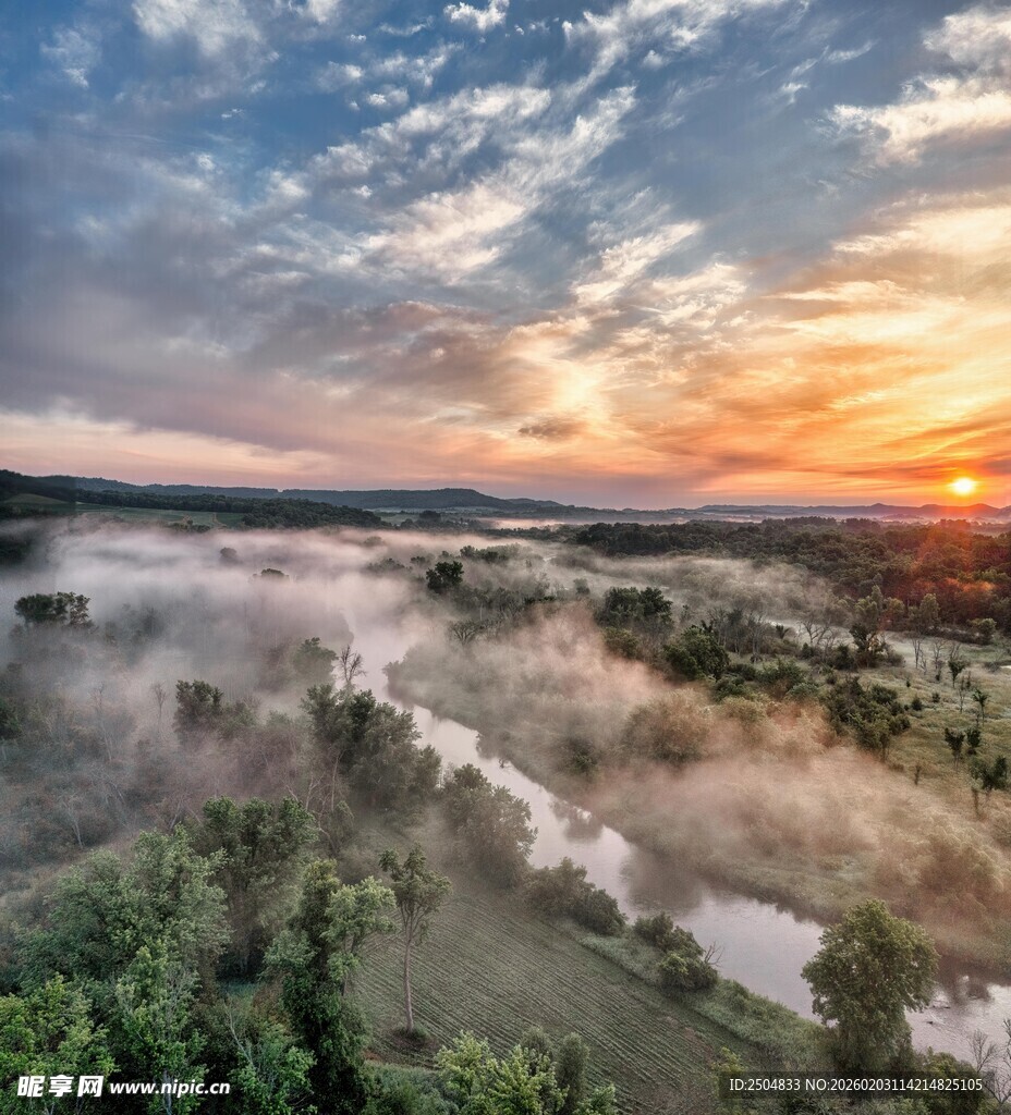 日出时分山间云雾缭绕美景