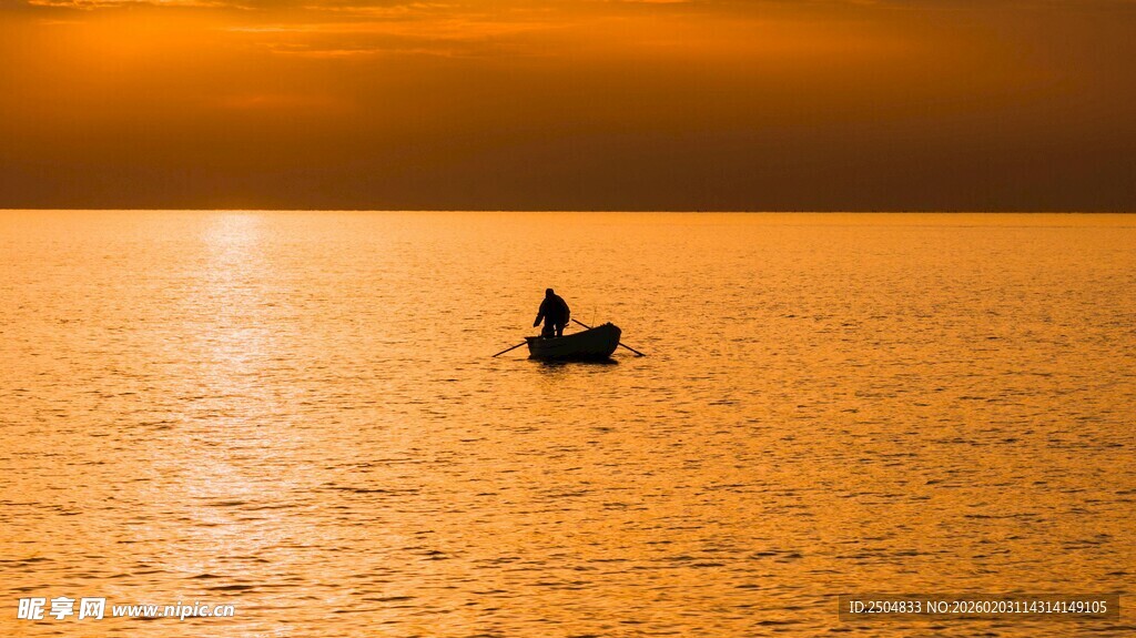 夕阳下孤舟上的垂钓者