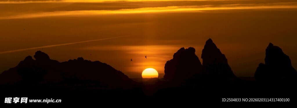 夕阳下的山峦剪影