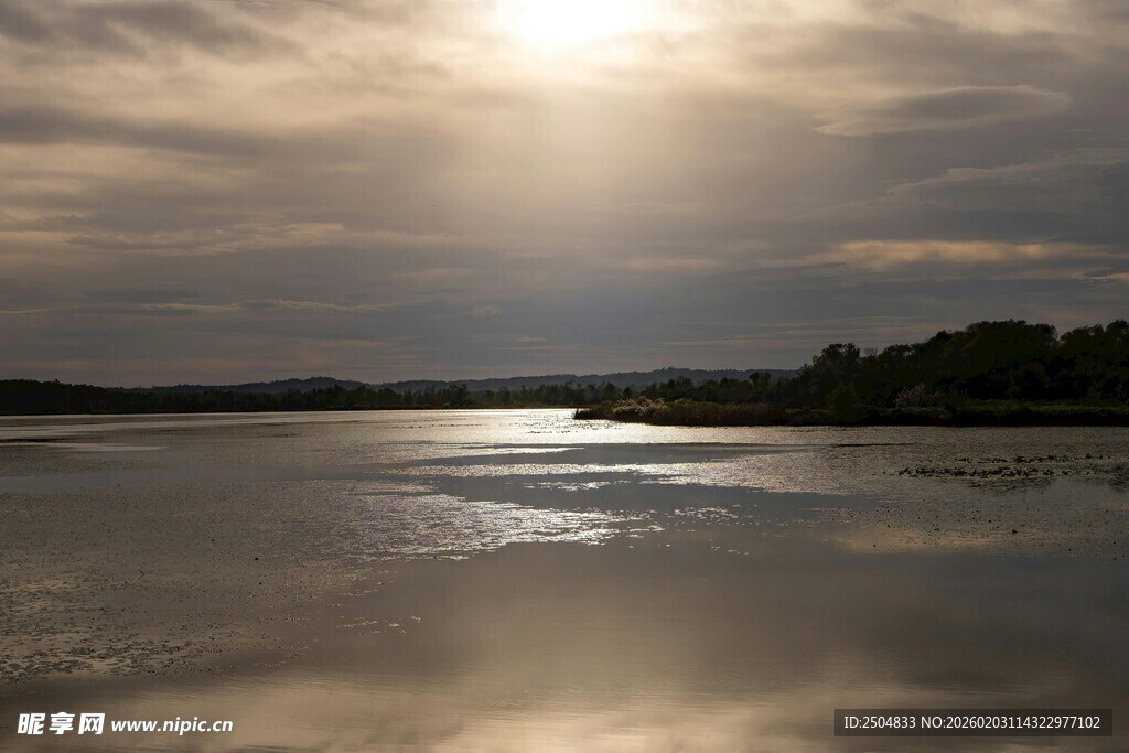 夕阳下的宁静湖面
