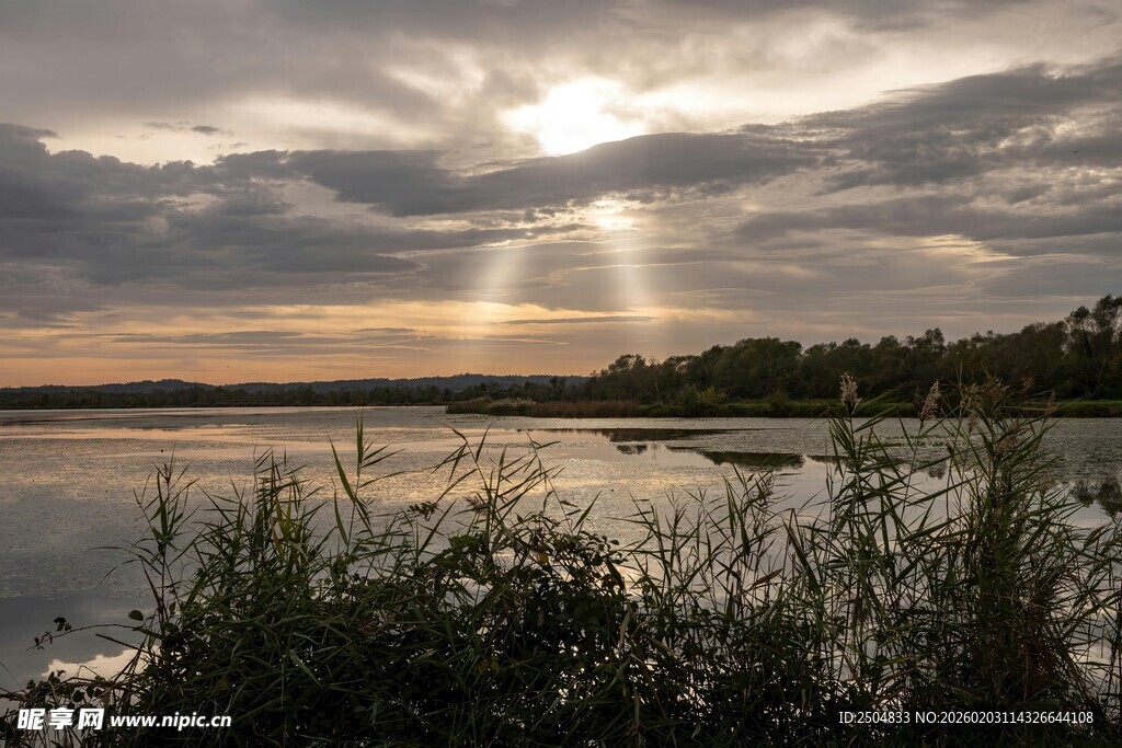 湖畔落日余晖美景