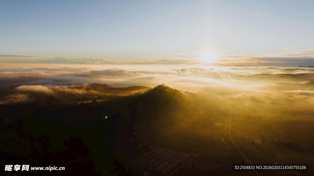 日出云海间的壮美景观