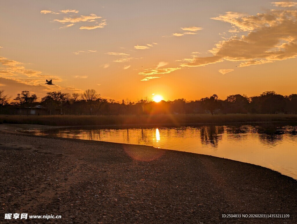 湖畔日落美景
