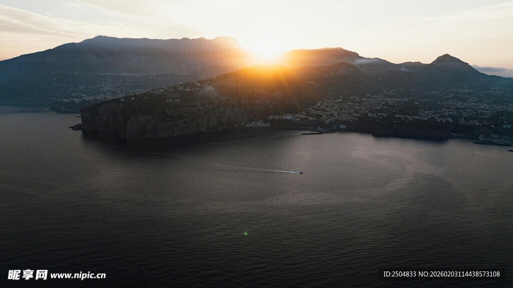 日落时分的静谧山水景色