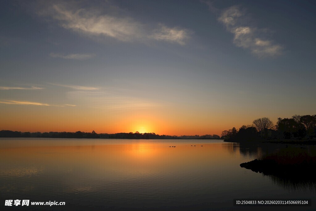 湖畔日落美景