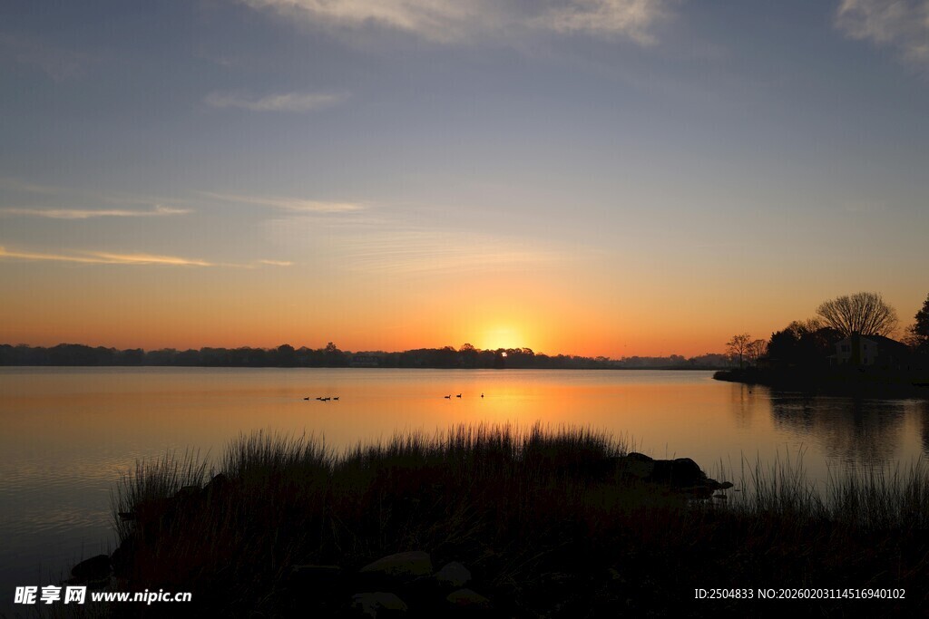 湖畔日落美景