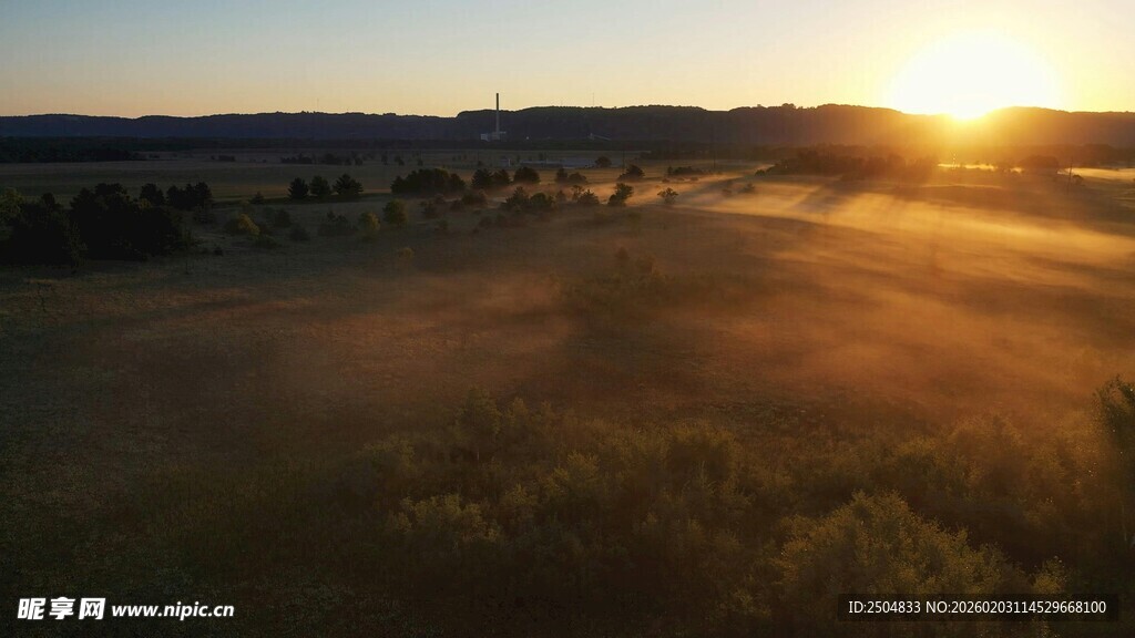 日出下的晨雾田野美景