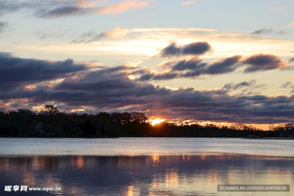 湖畔日落美景