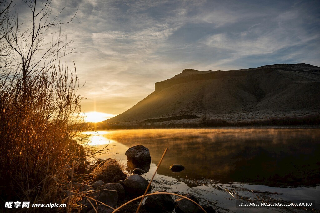 夕阳下的河畔独行者