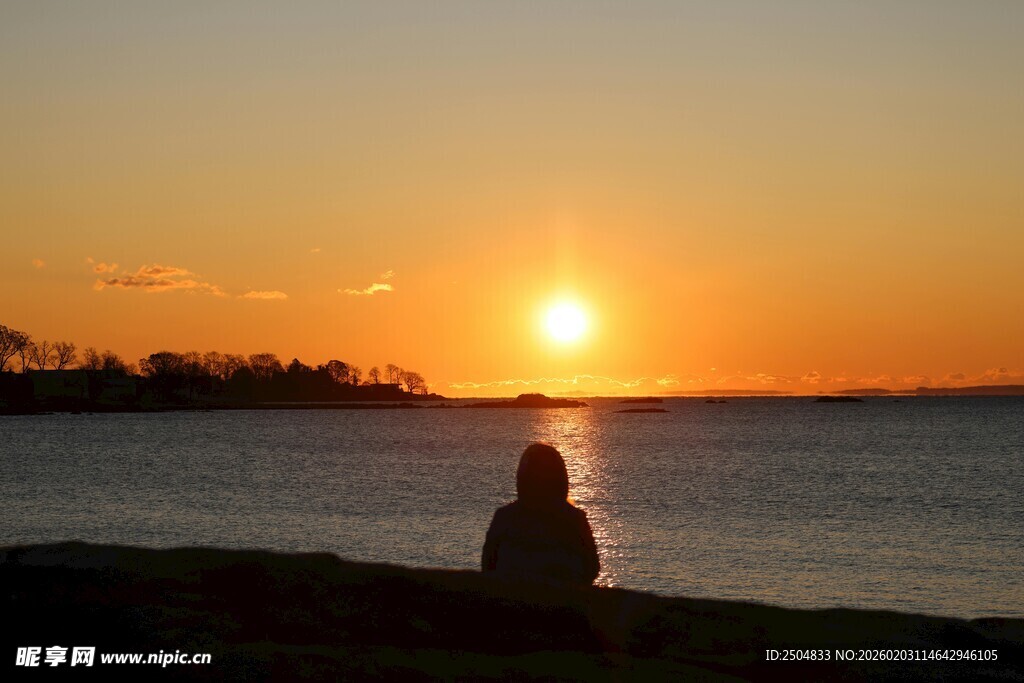 夕阳下独坐海边的身影
