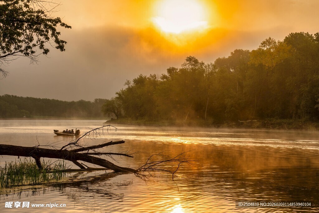 湖畔日出美景 孤舟静泊