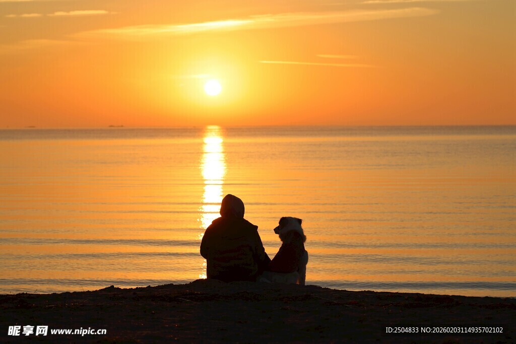 夕阳下海边的温馨二人