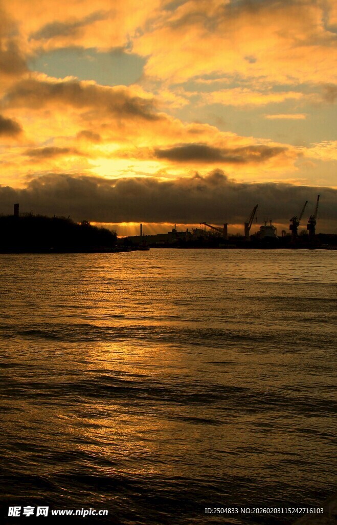 夕阳下波光粼粼的水面