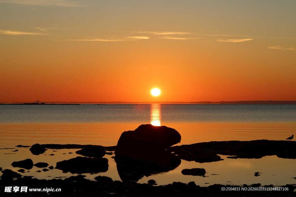 海边日落时的静谧石堆
